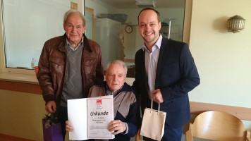 Ehrenvorsitzender Walter Graumann (links) und Ortsvorsitzender Matthias Kihn (rechts) gratulieren Wolfgang Wiebusch zum 86. Geburtstag und der20-jährigen Mitgliedschaft und Mitarbeit in der SPD-Arbeitsgemeinschaft 60Plus.