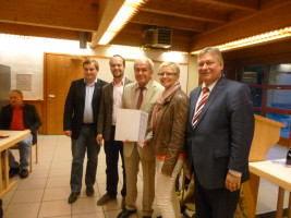 Walter Graumann (Bildmitte) wurde zum Ehrenvorsitzenden des SPD-Ortsvereins Mellrichstadt. Es gratulierten (von links): Kreisvorsitzender René van Eckert, Ortsvorsitzender Matthias Kihn, MdB Sabine Dittmar und MdB Martin Burkert.