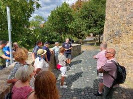 Zahlreich waren die Teilnehmenden am Stadtrundgang der SPD Mellrichstadt, bei der der Vorsitzende Wolfgang Stahl (3. von rechts) Besuch aus dem ganzen Landkreis an historischen Sehenswürdigkeiten und aktuellen Herausforderungen der Kommunalpolitik entlang