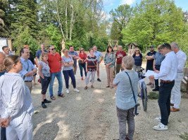 Viele interessierte Bürgerinnen und Bürger nahmen die Einladung des SPD-Ortsvereins Mellrichstadt zur Baustellenführung am Freizeitareal an der Stadtmauer an. Landschaftsarchitektin Marion Ledermann (vorne rechts) erläuterte der Gruppe die Baumaßnahme. Im
