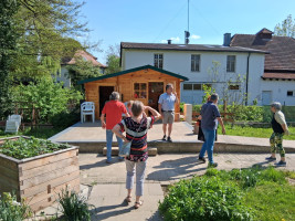 Interessiert schauten sich die Teilnehmerinnen und Teilnehmer der Besuchergruppe des SPD-Ortsvereins Mellrichstadt im Mehrgenerationen-Waldgarten um: Lothar Schulz (Mitte) erläuterte, wie der Mehrgenerationen-Waldgarten entstanden ist und welchen Nutzen s