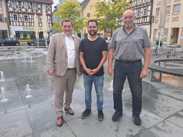 Kreisvorsitzender René van Eckert (links) und Wolfgang Stahl (rechts, OV-Vorsitzender) begrüßten den Europakandidaten Tanyel Tas in Mellrichstadt