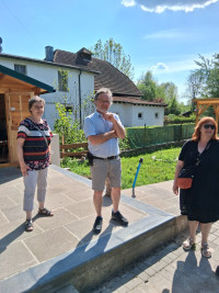 Lothar Schulz (Mitte), Vorstandsmitglied im Obst- und Gartenbauverein erläuterte der Besuchergruppe des SPD-Ortsvereins Mellrichstadt rund um den Vorsitzenden Wolfgang Stahl und die Bundestagsabgeordnete Sabine Dittmar das Konzept und die Idee des Mehrgen